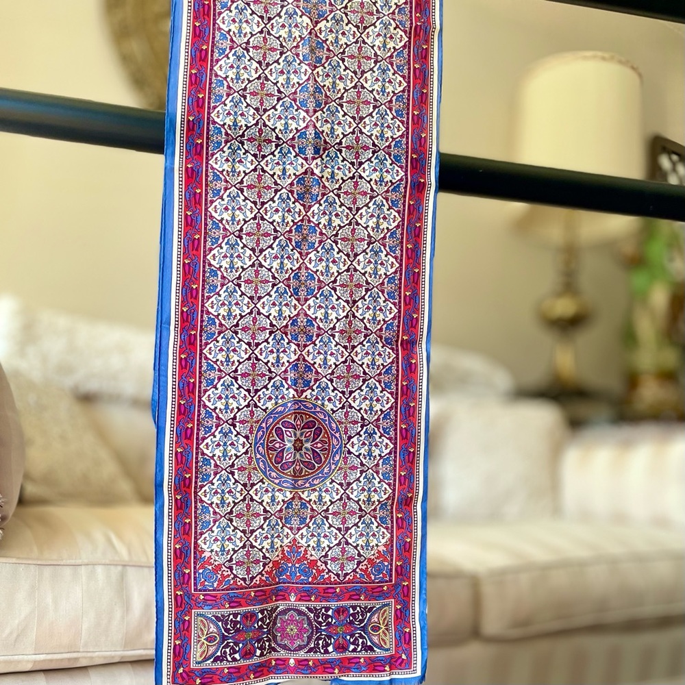 🤩 Vntg Oscar de la Renta Silk Floral Arabesque Scarf - Picture 12 of 12